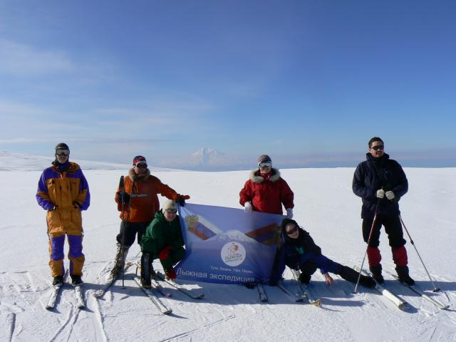 На лыжах на фоне горы Арарат