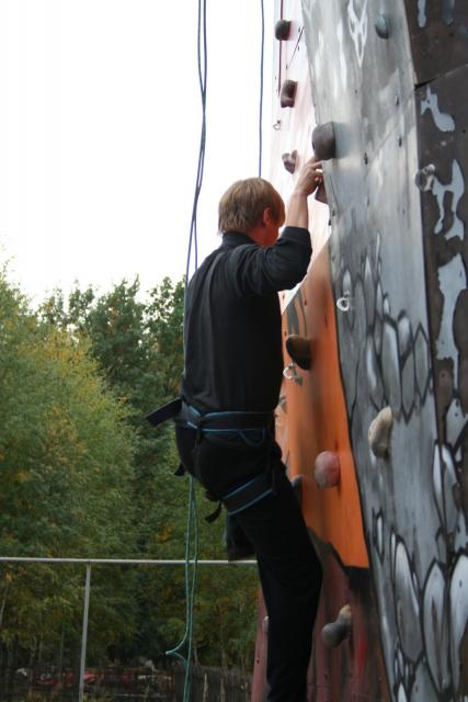 От такой работы на стену полез...