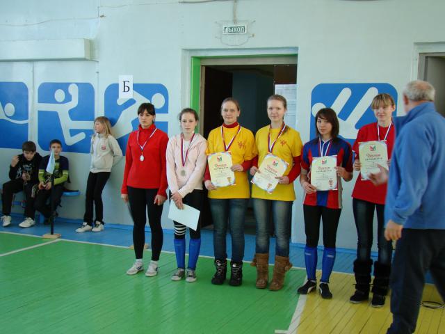 Победители и призёры в женских связках после награждения