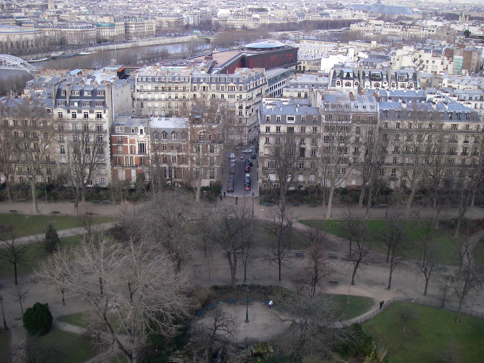 Париж под ногами Эйфелевой башни.