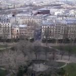 Париж под ногами Эйфелевой башни.