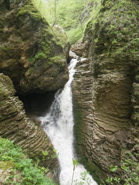 Водопад на реке Руфабго