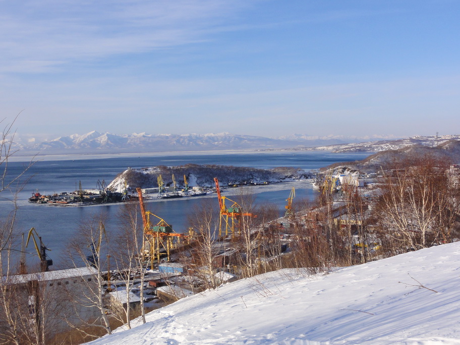 Авачинская бухта и морской рыбный порт Петропавлоска-Камчатского с Красной Сопки