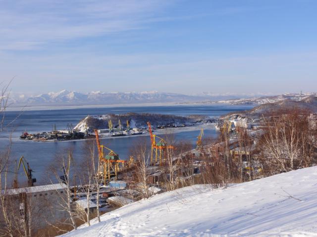 Авачинская бухта и морской рыбный порт Петропавлоска-Камчатского с Красной Сопки