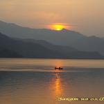 Закат на озере Фева (Непал)
