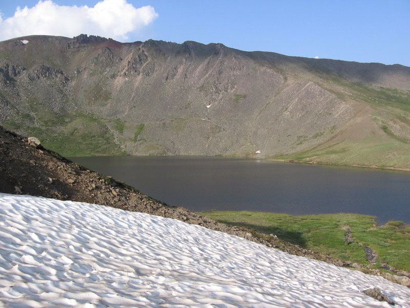 Озеро в кратере вулкана Аку. Каларский хребет.