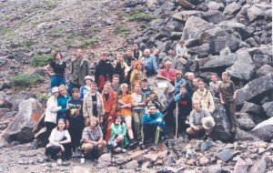 Фото 2 - Участники экспедиции Кодар-2002  у Памятной табличкм
